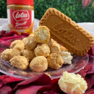 Pipoca Gourmet POP Biscoff coberta com chocolate branco, pedaços crocantes de biscoito Biscoff e um toque especial de pasta de Biscoff, garantindo um sabor único.